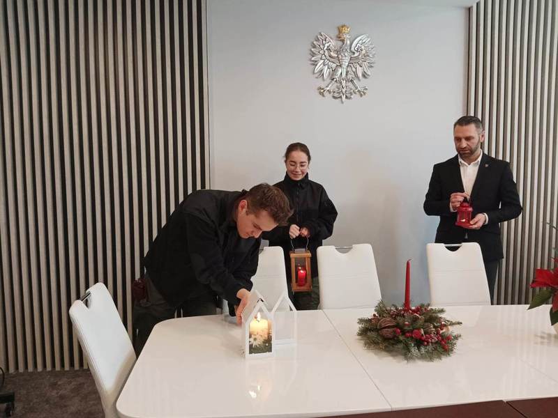 Światełko betlejemskie w Urzędzie Gminy.