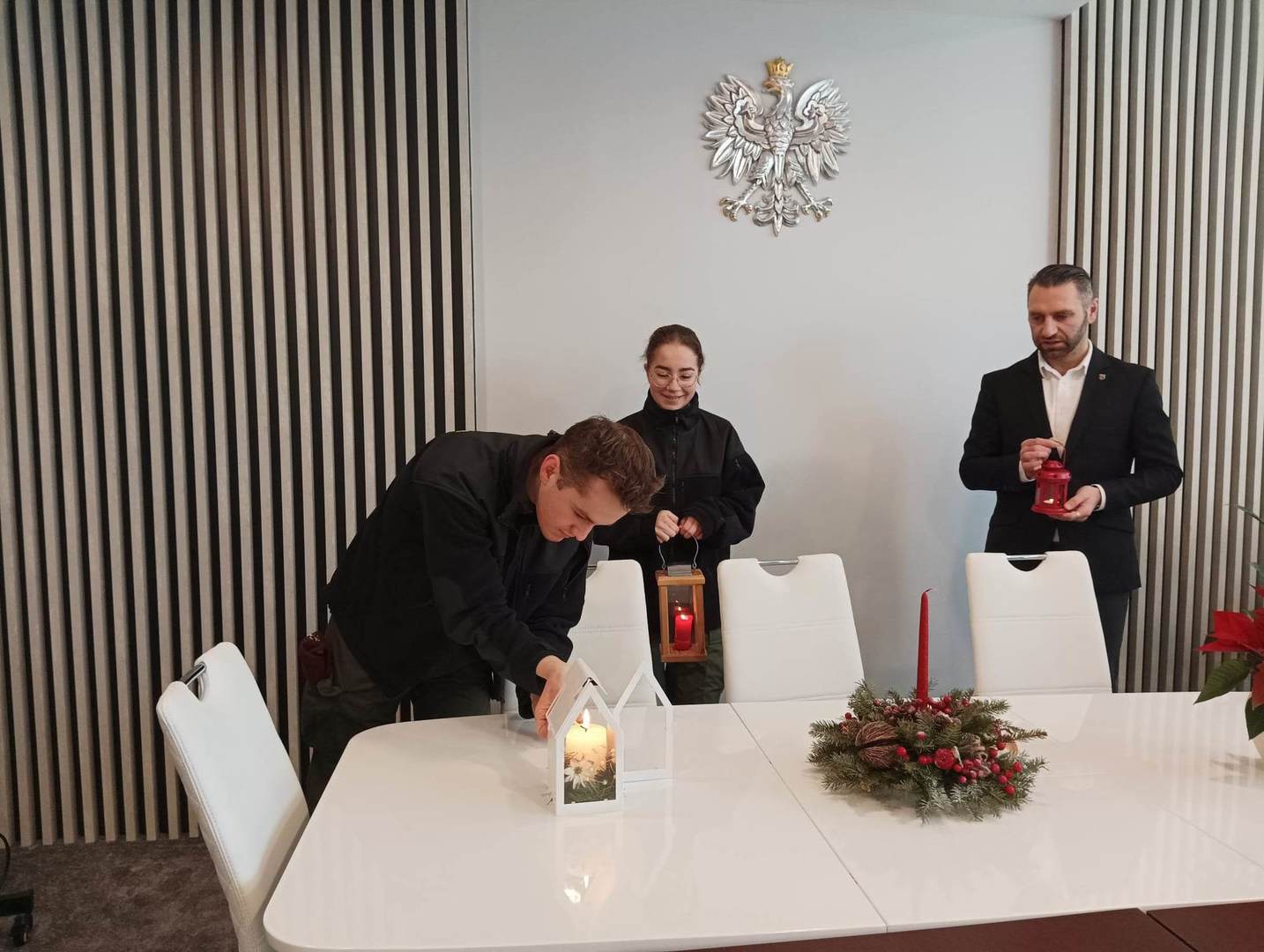 Światełko betlejemskie w Urzędzie Gminy.