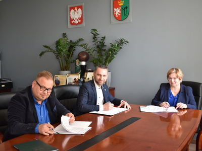 na zdjęciu Wójt Gminy Pysznica, wykonawca oraz Skarbnik Gminy Pysznica w trakcie podpisywania umowy 