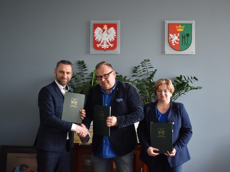 na zdjęciu Wójt Gminy Pysznica, wykonawca oraz Skarbnik Gminy Pysznica po podpisaniu umowy