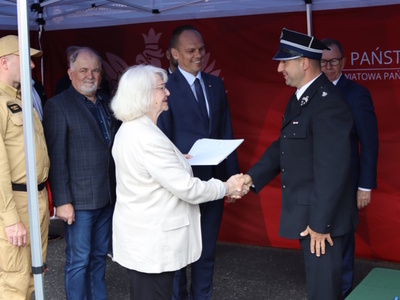 Kamil Kośmider Prezes OSP w Studzieńcu odbiera gratulacje od Senator RP Janiny Sagatowskiej