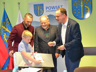 Wójt Gminy Pysznica Łukasz Bajgierowicz wręcza nagrodę specjalną Janowi Stelmachowi