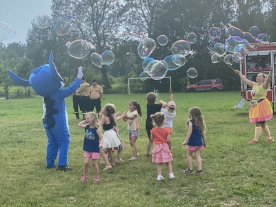 stich i dzieci na pikniku