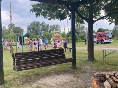 huśtawka i ognisko na pikniku 
