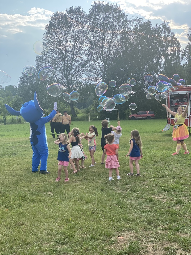 stich i dzieci na pikniku