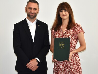 nauczyciel z wręczonym awansem na zdjęciu z wójtem gminy 
