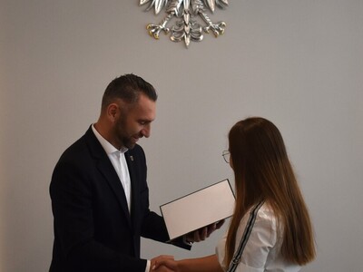 wójt wręcza awans nauczycielowi 