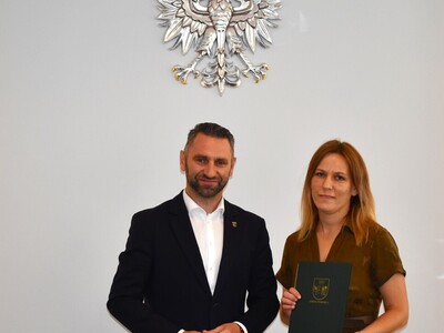 nauczyciel z awansem na zdjęciu z wójtem gminy 