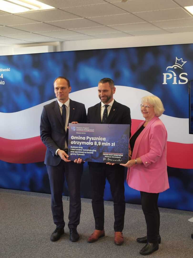 Wójt gminy Pysznica odbiera promesę 