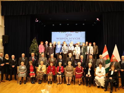 na zdjęciu jubilaci z wójtem Gminy Pysznica oraz Przewodniczącym Rady Gminy Pysznica