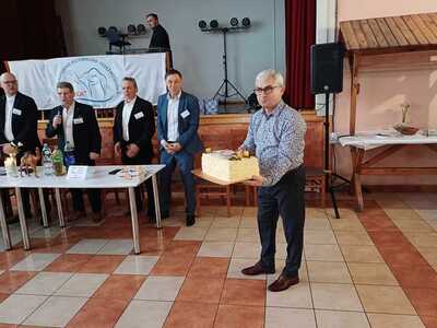 uczestnik wspólnoty  niesie tort