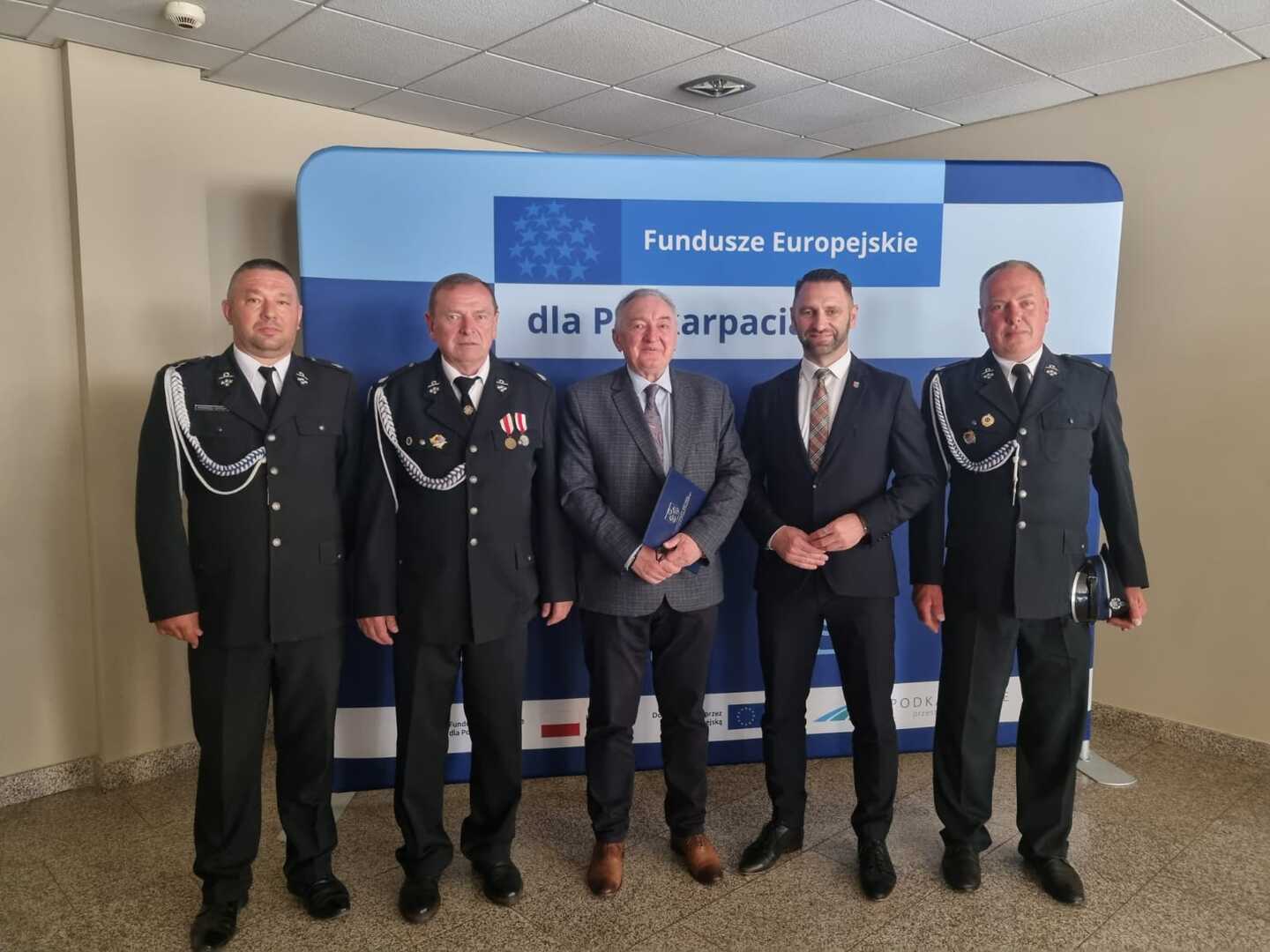 Uroczyste spotkanie w Urzędzie Marszałkowskim w Rzeszowie - 20 maja 2024 r. Na zdjęciu od lewej: dh Andrzej Chyła-prezes OSP Kłyżów, dh Janusz Bąk-prezes OSP Pysznica, Jerzy Borcz-Przewodniczący Sejmiku Województwa Podkarpackiego, Łukasz Bajgierowicz Wójt Gminy Pysznica, dh Wiesław Miklus — prezes OSP Jastkowice