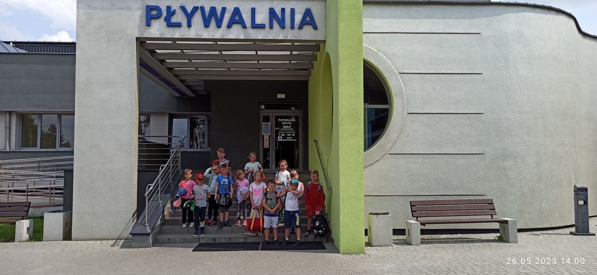 Dzieci ze szkoły w Jastkowicach przed pływalnią MOSir w Stalowej Woli