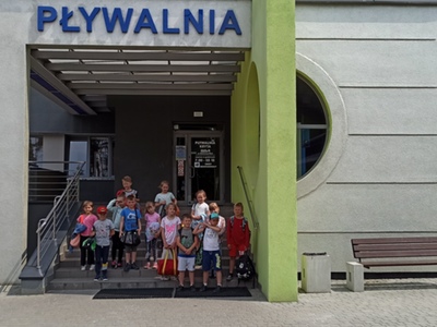 Dzieci ze szkoły w Jastkowicach przed pływalnią MOSir w Stalowej Woli