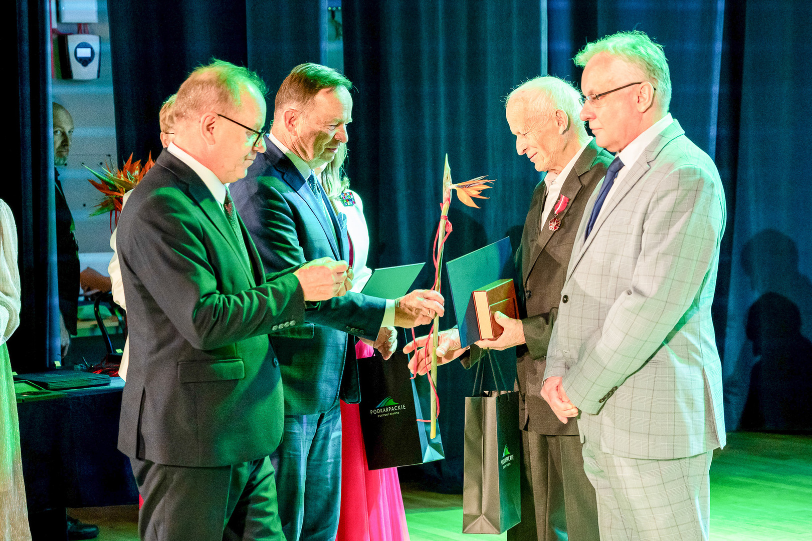 Stanisław Popek odbiera odznaczenie i pamiątkowy dyplom 