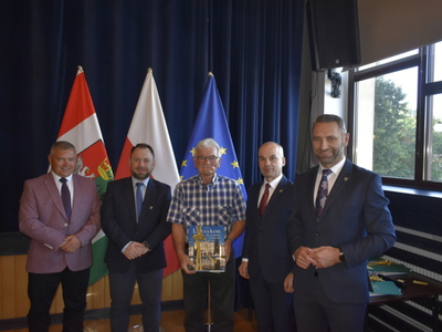 Wręczenie podziękowań sołtysom: od lewej Wiceprzewodniczący Rady Gminy Pysznica Marek Bis i Krzysztof Haliniak sołtys sołectwa Jastkowice Czesław Pyz, Przewodniczący Rady Gminy Pysznica Krzysztof Skrzypek, Wójt Gminy Pysznica Łukasz Bajgierowicz.