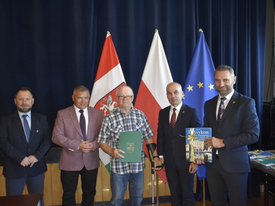 Wręczenie podziękowań sołtysom: od lewej Wiceprzewodniczący Rady Gminy Pysznica Marek Bis i Krzysztof Haliniak sołtys sołectwa Olszowiec Jakub Kapuściński, Przewodniczący Rady Gminy Pysznica Krzysztof Skrzypek, Wójt Gminy Pysznica Łukasz Bajgierowicz.