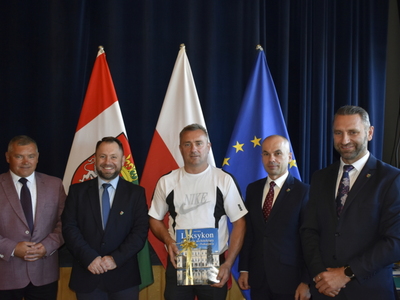 Wręczenie podziękowań sołtysom: od lewej Wiceprzewodniczący Rady Gminy Pysznica Marek Bis i Krzysztof Haliniak sołtys sołectwa Studzieniec Mirosław Kata, Przewodniczący Rady Gminy Pysznica Krzysztof Skrzypek, Wójt Gminy Pysznica Łukasz Bajgierowicz.