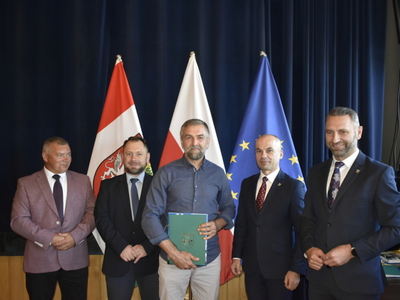 Wręczenie podziękowań sołtysom: od lewej Wiceprzewodniczący Rady Gminy Pysznica Marek Bis i Krzysztof Haliniak sołtys sołectwa Brandwica Krzysztof Faraś, Przewodniczący Rady Gminy Pysznica Krzysztof Skrzypek, Wójt Gminy Pysznica Łukasz Bajgierowicz.