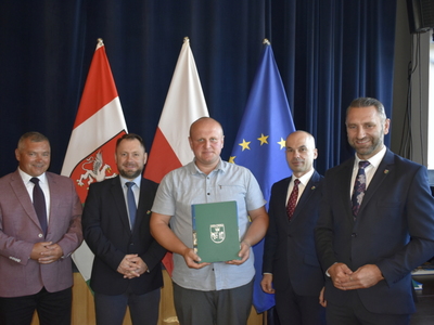 Wręczenie podziękowań sołtysom: od lewej Wiceprzewodniczący Rady Gminy Pysznica Marek Bis i Krzysztof Haliniak sołtys sołectwa Sudoły Tomasz Oprych, Przewodniczący Rady Gminy Pysznica Krzysztof Skrzypek, Wójt Gminy Pysznica Łukasz Bajgierowicz.