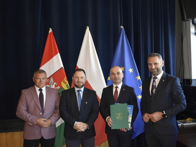 Wręczenie podziękowań sołtysom: od lewej Wiceprzewodniczący Rady Gminy Pysznica Marek Bis i Krzysztof Haliniak, sołtys sołectwa Chłopska Wola i Przewodniczący Rady Gminy Pysznica Krzysztof Skrzypek, Wójt Gminy Pysznica Łukasz Bajgierowicz.