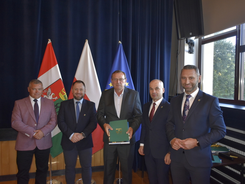 Wręczenie podziękowań sołtysom: od lewej Wiceprzewodniczący Rady Gminy Pysznica Marek Bis i Krzysztof Haliniak sołtys sołectwa Krzaki - Słomiana Stanisław Kłyza, Przewodniczący Rady Gminy Pysznica Krzysztof Skrzypek, Wójt Gminy Pysznica Łukasz Bajgierowicz.