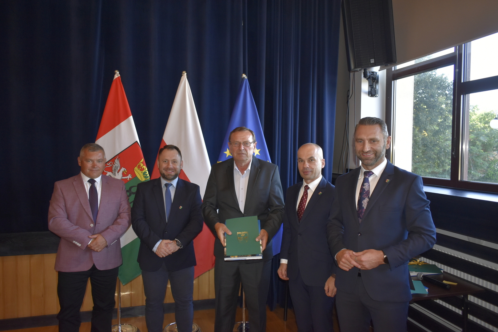 Wręczenie podziękowań sołtysom: od lewej Wiceprzewodniczący Rady Gminy Pysznica Marek Bis i Krzysztof Haliniak sołtys sołectwa Krzaki - Słomiana Stanisław Kłyza, Przewodniczący Rady Gminy Pysznica Krzysztof Skrzypek, Wójt Gminy Pysznica Łukasz Bajgierowicz.