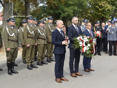 Uroczystości uczczenia 85. rocznicy śmierci kaprala Franciszka Dziuby przed szkołą w Jastkowicach 