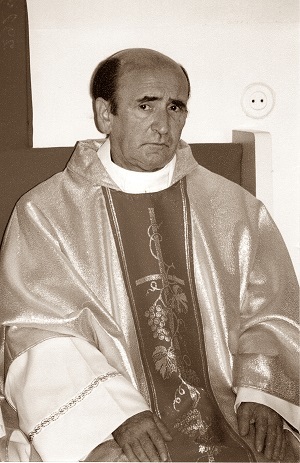 Zdjęcie przedstawia ks Bernarda Macioń tytuł HONOROWEGO OBYWATELA GMINY LUBOMIA otrzymał 30092008 r [300x463]