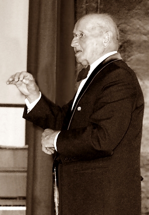 Zdjęcie przedstawia Henryk Ballarin tytuł HONOROWEGO OBYWATELA GMINY LUBOMIA otrzymał 21052013 r [300x433]