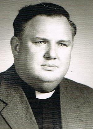 Zdjęcie przedstawia ks Herbert Wójcik tytuł HONOROWEGO OBYWATELA GMINY LUBOMIA otrzymał 01062007 r [300x412]