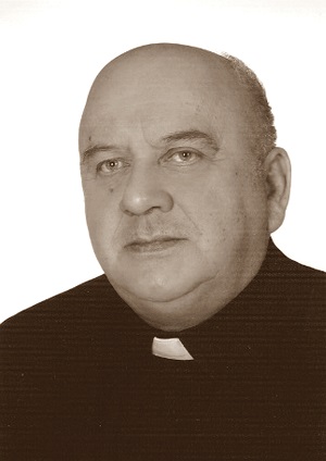 Zdjęcie przedstawia ks Kazimierz Fyrla tytuł HONOROWEGO OBYWATELA GMINY LUBOMIA otrzymał 18062015 r [300x424]