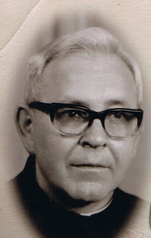 Zdjęcie przedstawia ks Augustyn Kołek SVD werbista tytuł HONOROWEGO OBYWATELA GMINY LUBOMIA otrzymał 02122013 r [300x474]