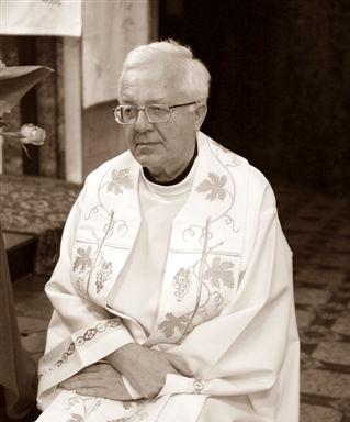 Zdjęcie przedstawia ks dr Konrad Keler tytuł HONOROWEGO OBYWATELA GMINY LUBOMIA otrzymał 14062013 r [319x384]
