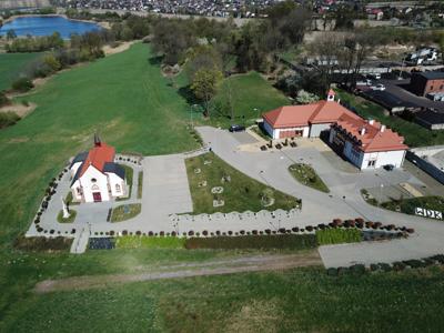 Zdjęcia przedstawia budynek Wiejskiego Domu Kultury na Grabówce