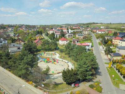 Zdjęcie przedstawia widok placu zabaw i panoramę Syryni.