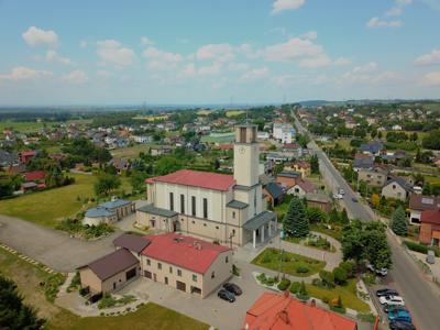Zdjęcie przedstawia widok kościoła i panoramę Syryni.