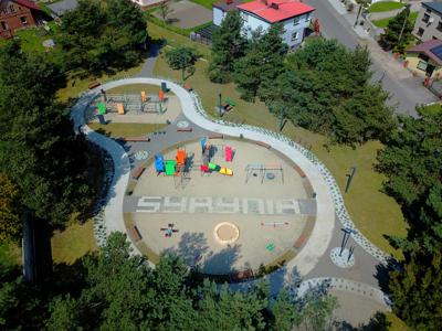 Zdjęcie przedstawia widok placu zabaw w Syryni.