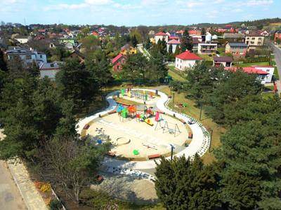 Zdjęcie przedstawia widok placu zabaw i panoramę Syryni.