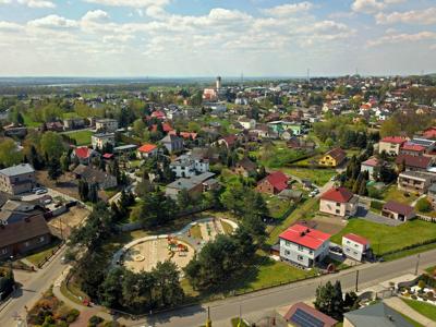 Zdjęcie przedstawia widok placu zabaw i panoramę Syryni.