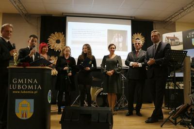 Zdjęcie przedstawia uroczystą galęwręczenia nagród, wyróżnień i stypendiów Gminy Lubomia za rok 2022