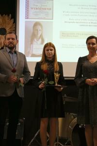 Zdjęcie przedstawia uroczystą galęwręczenia nagród, wyróżnień i stypendiów Gminy Lubomia za rok 2022