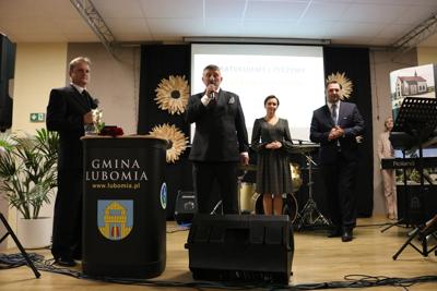 Zdjęcie przedstawia uroczystą galęwręczenia nagród, wyróżnień i stypendiów Gminy Lubomia za rok 2022