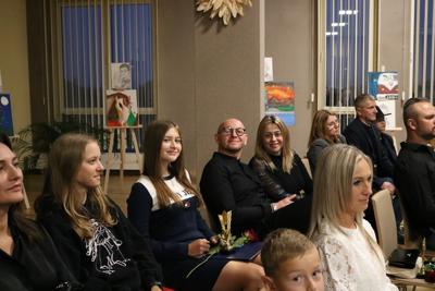 Zdjęcie przedstawia uroczystą galęwręczenia nagród, wyróżnień i stypendiów Gminy Lubomia za rok 2022