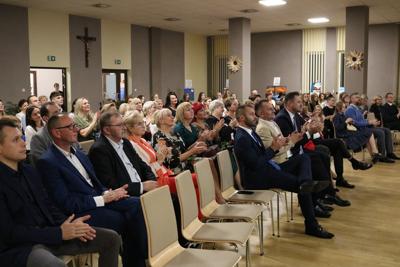 Zdjęcie przedstawia uroczystą galęwręczenia nagród, wyróżnień i stypendiów Gminy Lubomia za rok 2022