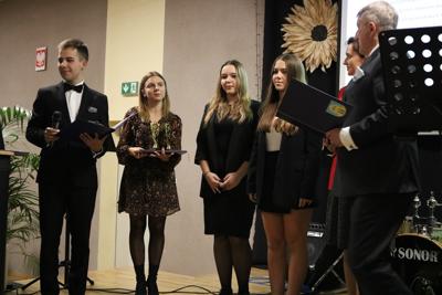 Zdjęcie przedstawia uroczystą galęwręczenia nagród, wyróżnień i stypendiów Gminy Lubomia za rok 2022