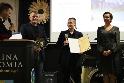 Zdjęcie przedstawia uroczystą galęwręczenia nagród, wyróżnień i stypendiów Gminy Lubomia za rok 2022