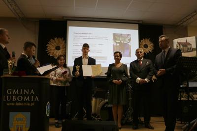 Zdjęcie przedstawia uroczystą galęwręczenia nagród, wyróżnień i stypendiów Gminy Lubomia za rok 2022