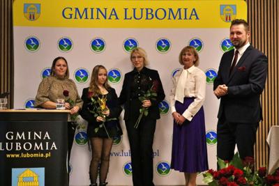 Zdjęcie przedstawia uczestników Gali