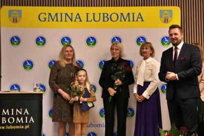 Zdjęcie przedstawia uczestników Gali